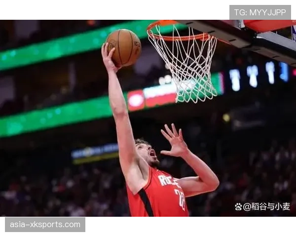 卡佩拉投进生涯首个三分球，火箭主场沸腾庆祝